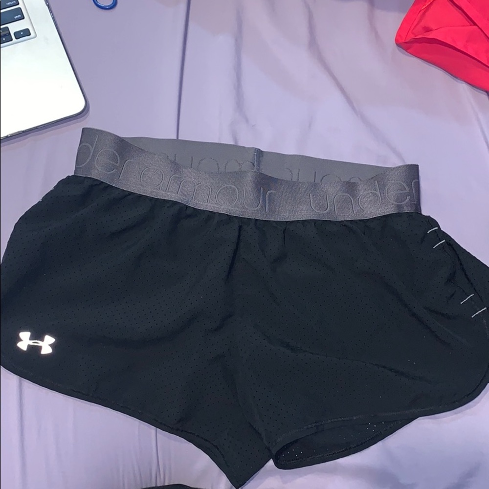 Semi-fitted Short under armor black running shorts